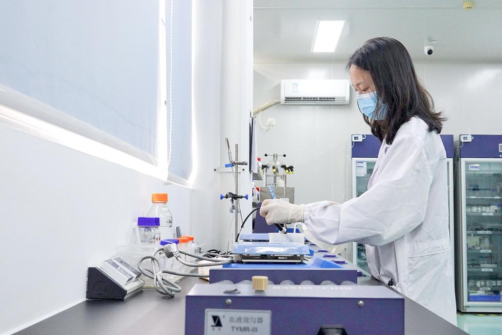 广西康柏莱科技的研发实验室内,研发工程师进行产品工艺优化